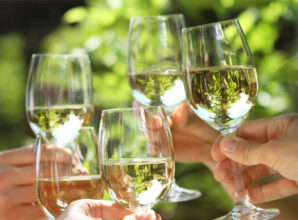 Gartenparty feiern – wie wäre es mal mit individuellen Einladungskarten für Ihre Freunde?